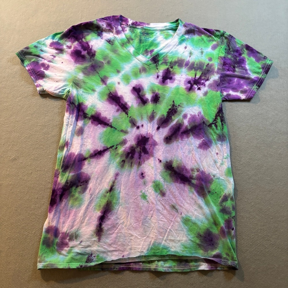 Gildan Tie Dye V-Neck T-Shirt Mens M Purple Green Spiral Psychedelic Hippie Y2K